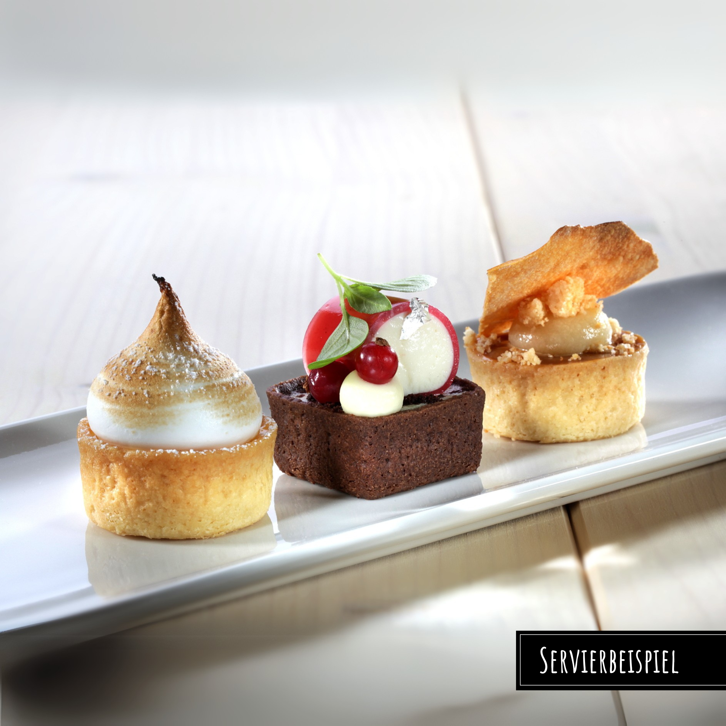 Feine Patisserie-Produkte von ENATON – Macarons, Tartelettes und Windbeutel appetitlich angerichtet.