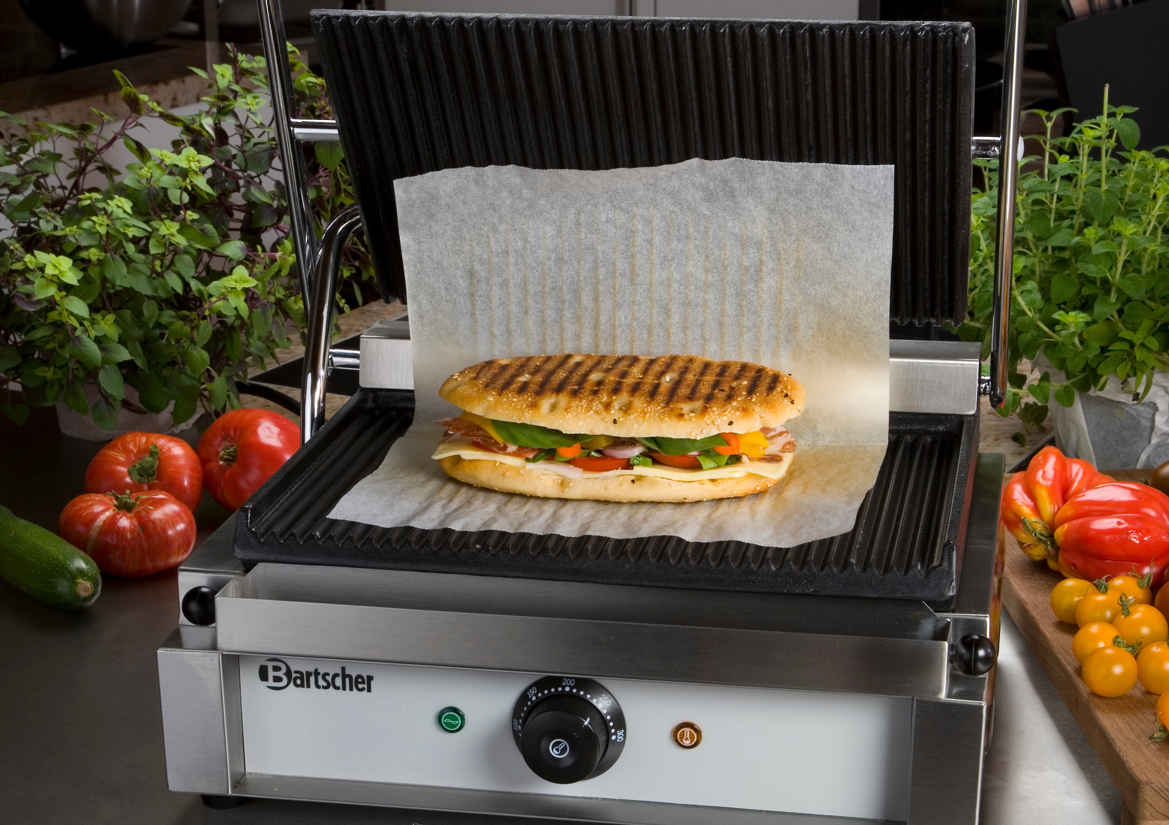 Moderne Küchenhelfer von ENATON – Panini-Grill, Waffeleisen und smarte Tools stilvoll auf einer Arbeitsplatte arrangiert.