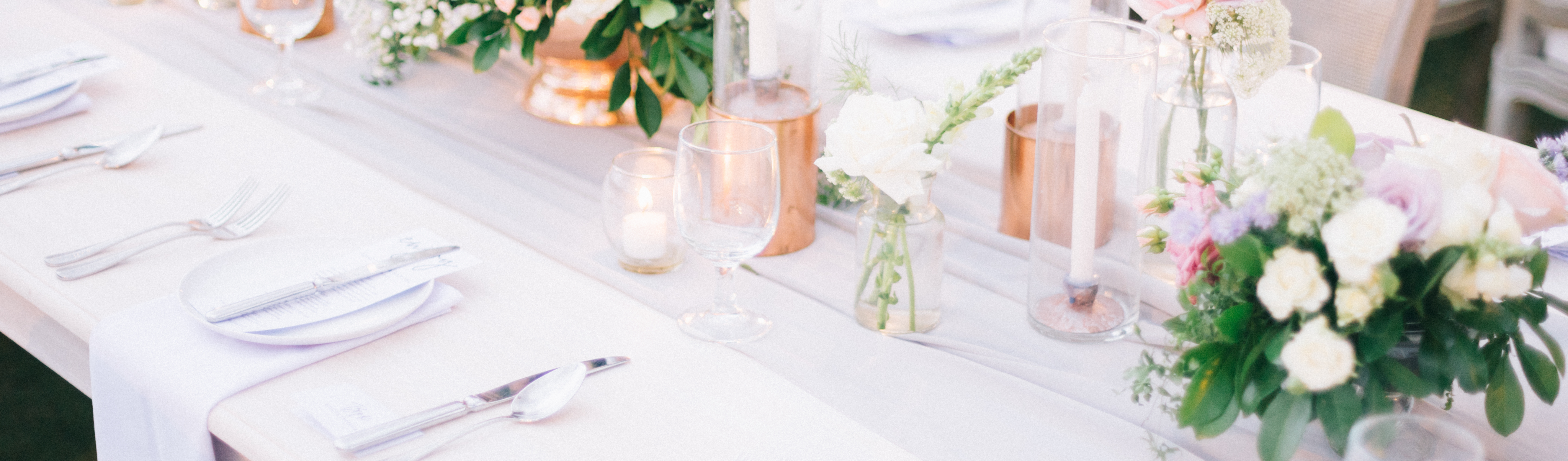 Elegante Etageren und schwarze Drahtkörbe im Vintage-Look