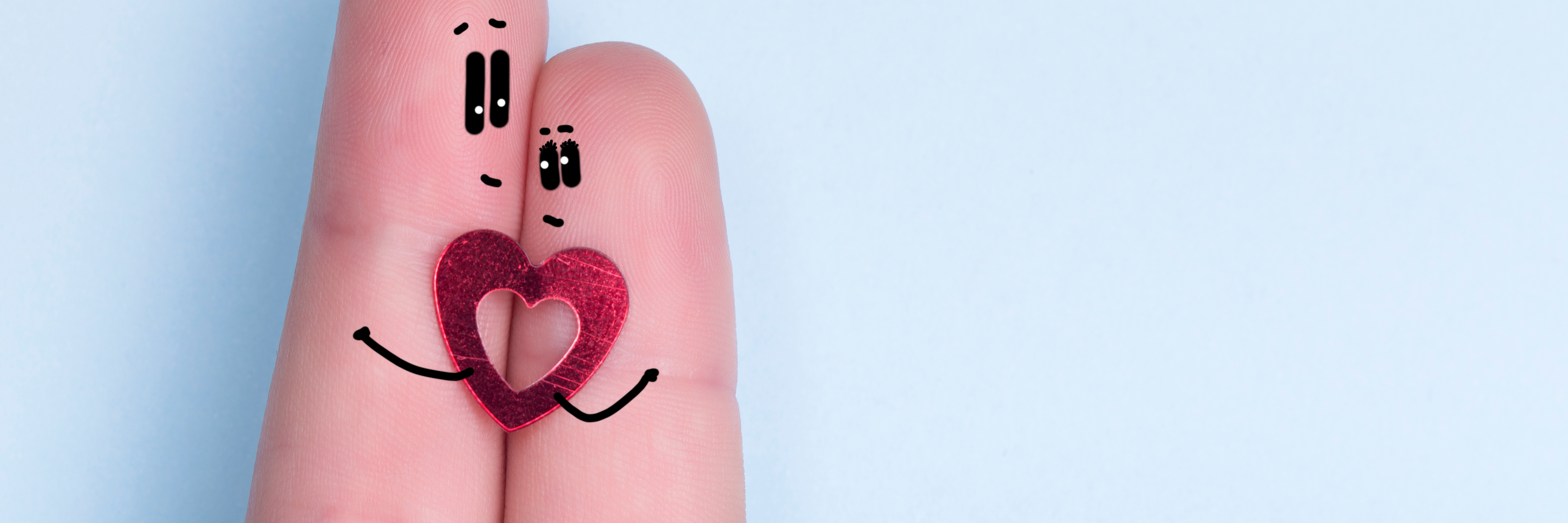 Romantische Valentinstags-Produkte von ENATON – Schokoladenherzen, Pralinen und Dekoherzen liebevoll arrangiert auf hellem Untergrund