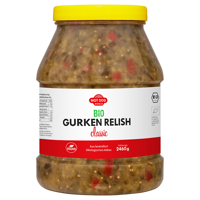 Eingelegte Gurkenstücke mit Paprika und Zwiebeln als Relish für Hot-Dogs und Burger
