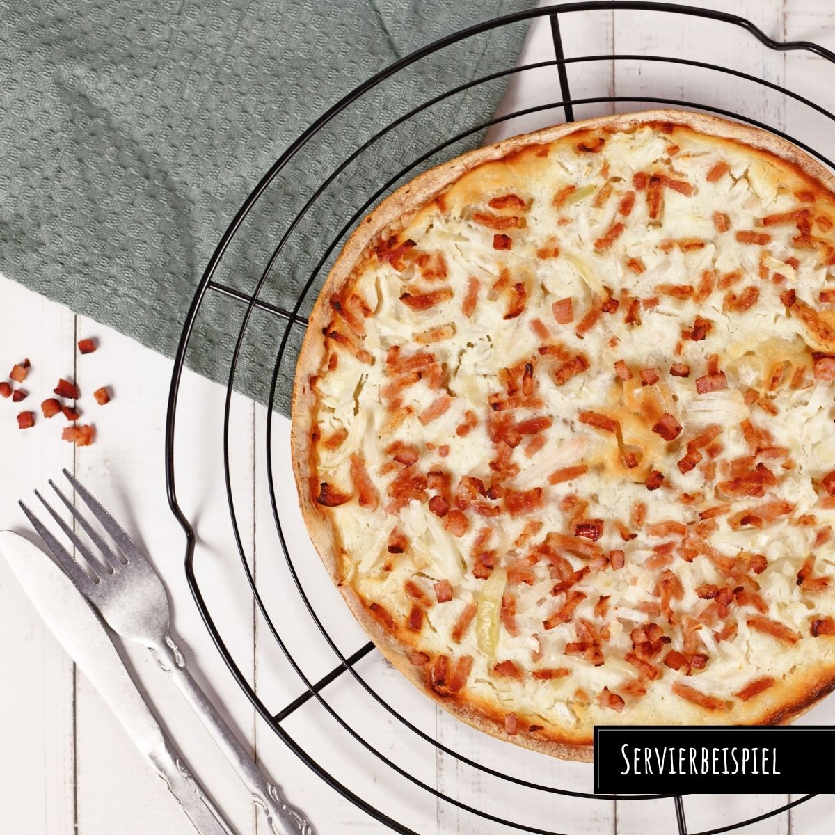 Frisch gebackener Flammkuchen mit Zwiebeln und Speck auf rustikalem Holzbrett – herbstlicher Genuss aus der Kategorie Saison-Artikel von ENATON.